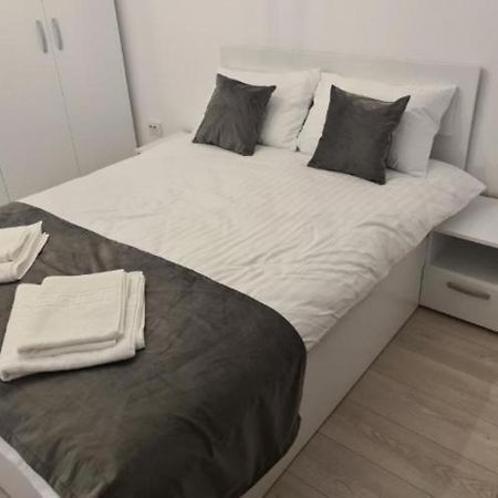 Lux Apartament Bacau Exterior photo